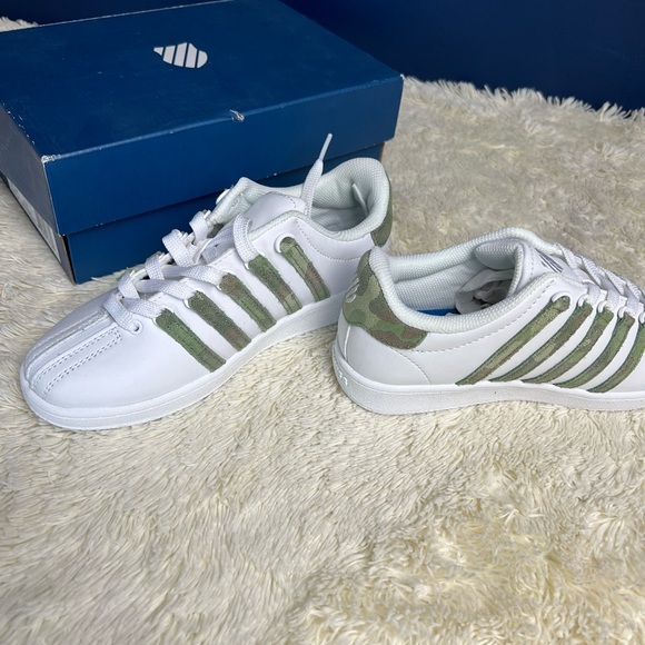 Boys Kswiss sneakers NEW size 3 - Picture 1 of 9